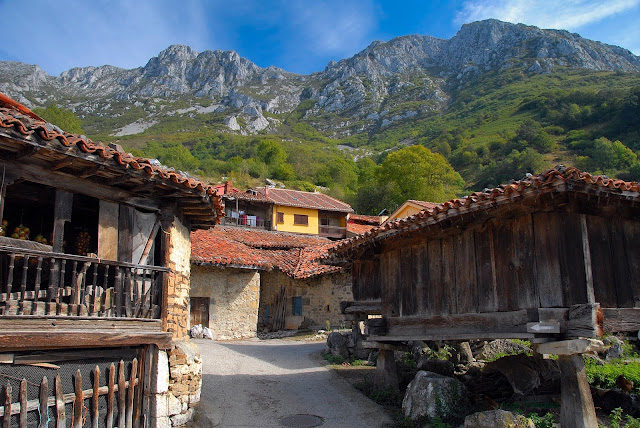 Interior pueblo Bermiego con horreos del SXVI en la falda del Aramo Asturias.