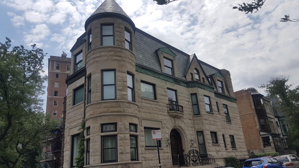 The Chicago Real Estate Local Beautiful West Roslyn Place in Lincoln