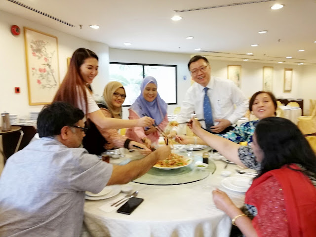 MAKAN YEE SANG LAGI, KALI NI DI ROYAL CLUB LAKE GARDEN KUALA LUMPUR - Setiap kali Chinese New Year atau Tahun Baru Cina menjelma, memang mummy tak lepaskan peluang yang ada untuk menjamu hidangan Yee Sang. Yee Sang kesukaan mummy adalah vegetable sahaja, salmon atau apa-apa yang half cook memang mummy tak makan. Alhamdulillah, tahun ni..awal-awal tahun bos dah ajak makan Yee Sang. Yee Sang yang pertama buat kami satu syarikat. MAKAN YEE SANG LAGI, KALI NI DI ROYAL CLUB LAKE GARDEN KUALA LUMPUR MAKAN YEE SANG LAGI, KALI NI DI ROYAL CLUB LAKE GARDEN KUALA LUMPUR - Setiap kali Chinese New Year atau Tahun Baru Cina menjelma, memang mummy tak lepaskan peluang yang ada untuk menjamu hidangan Yee Sang. Yee Sang kesukaan mummy adalah vegetable sahaja, salmon atau apa-apa yang half cook memang mummy tak makan. Alhamdulillah, tahun ni..awal-awal tahun bos dah ajak makan Yee Sang. Yee Sang yang pertama buat kami satu syarikat. MAKAN YEE SANG LAGI, KALI NI DI ROYAL CLUB LAKE GARDEN KUALA LUMPUR