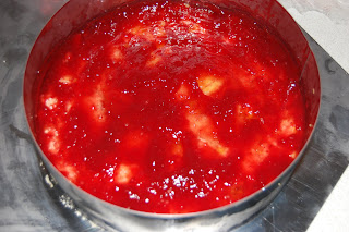 Tarta de fresones con nata y cava.