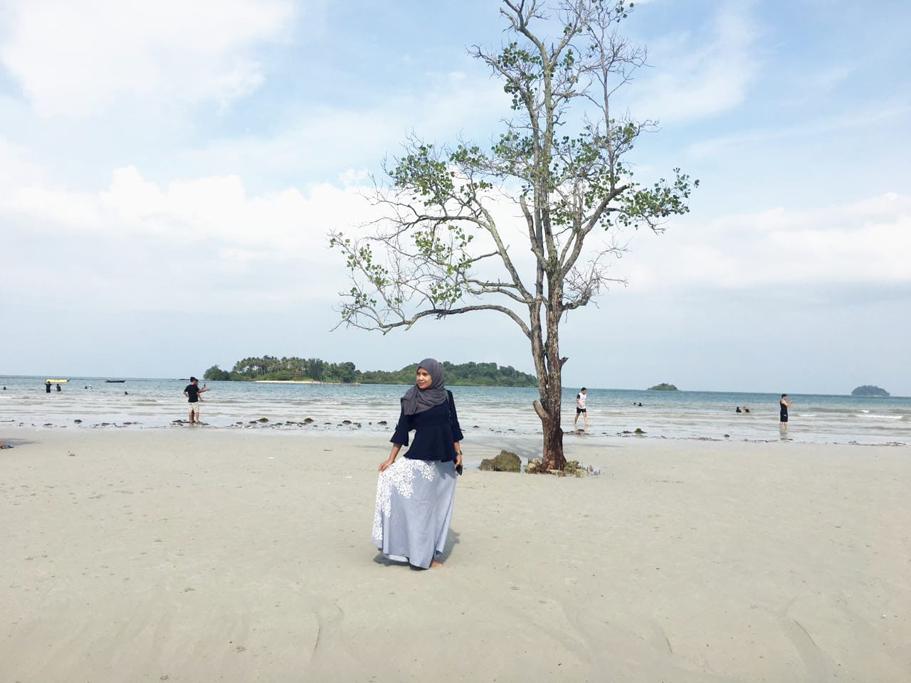 Liburan Akhir Tahun - Pantai Elyora Layak Dikunjungi, Karena Memiliki Ombak Yang Tenang - Travellink Indonesia