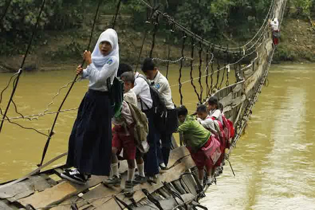 Ngeri! Inilah 4 Jalan Paling Ekstrim Untuk Menuju Ke Sekolah Ngeri! Inilah 4 Jalan Paling Ekstrim Untuk Menuju Ke Sekolah