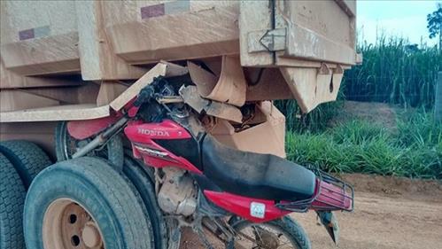 Moto fica presa em traseira de caminhão caçamba após acidente Moto fica presa em traseira de caminhão caçamba após acidente