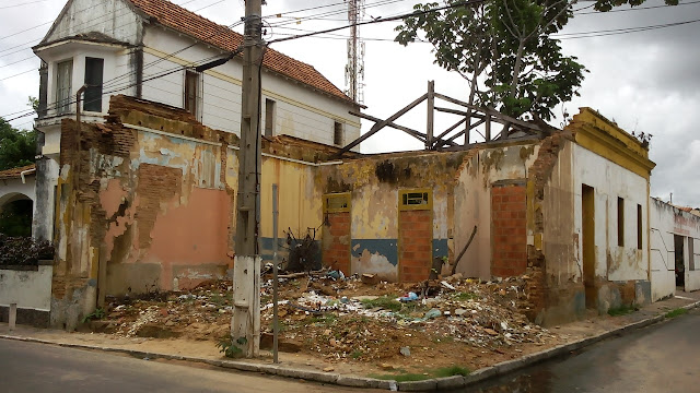 Resultado de imagem para casarões abandonados no centro historico de parnaÃba