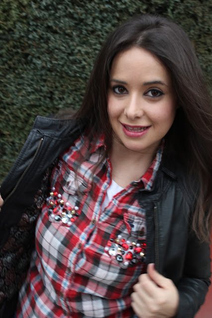 Customizar camisa de cuadros con abalorios y tachuelas