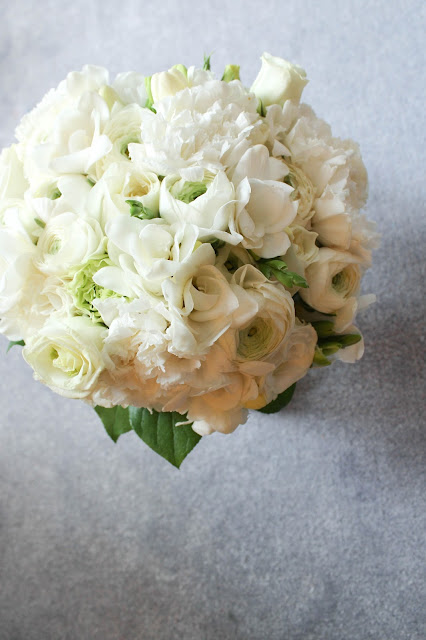 white bouquet and wedding colour scheme
