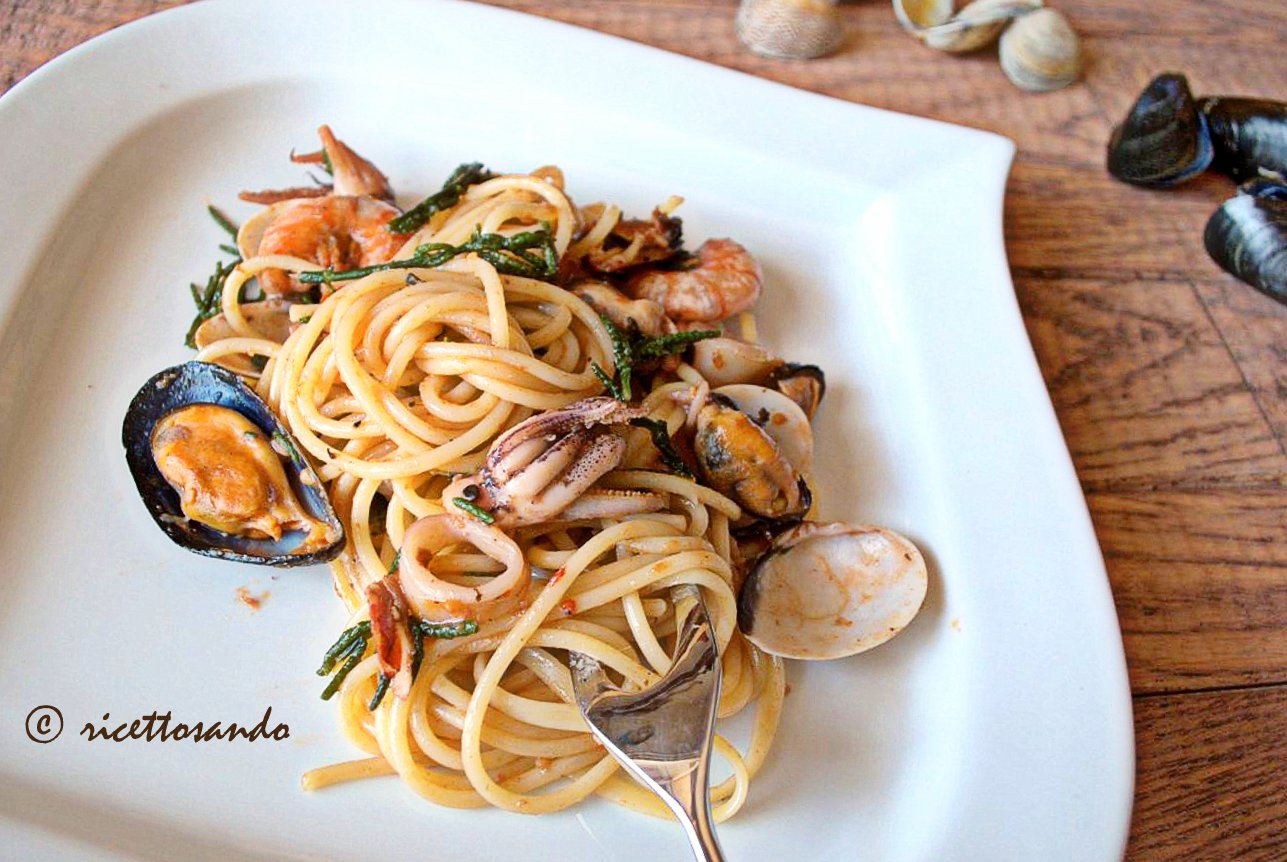 Spaghetti allo scoglio ricetta di pasta e pesce guarnita con asparagi di mare