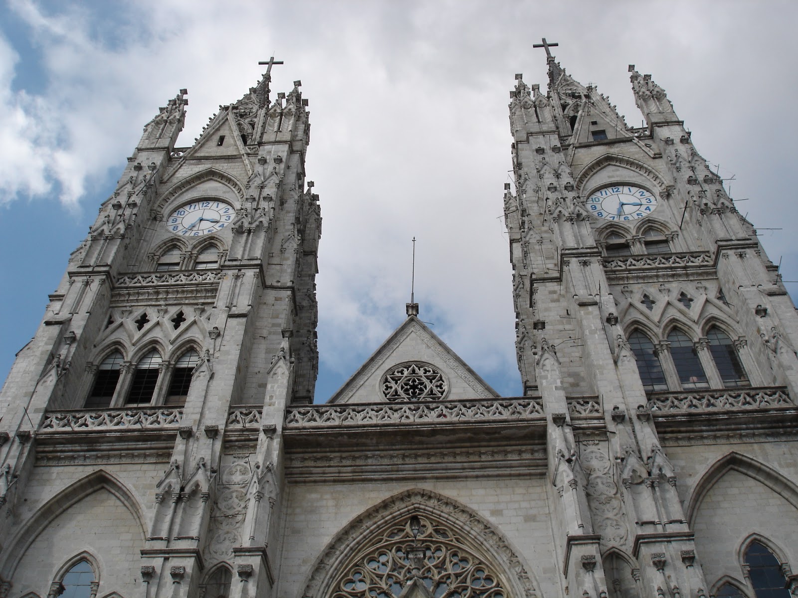 QUILAKIO LA BASÍLICA DEL VOTO NACIONAL