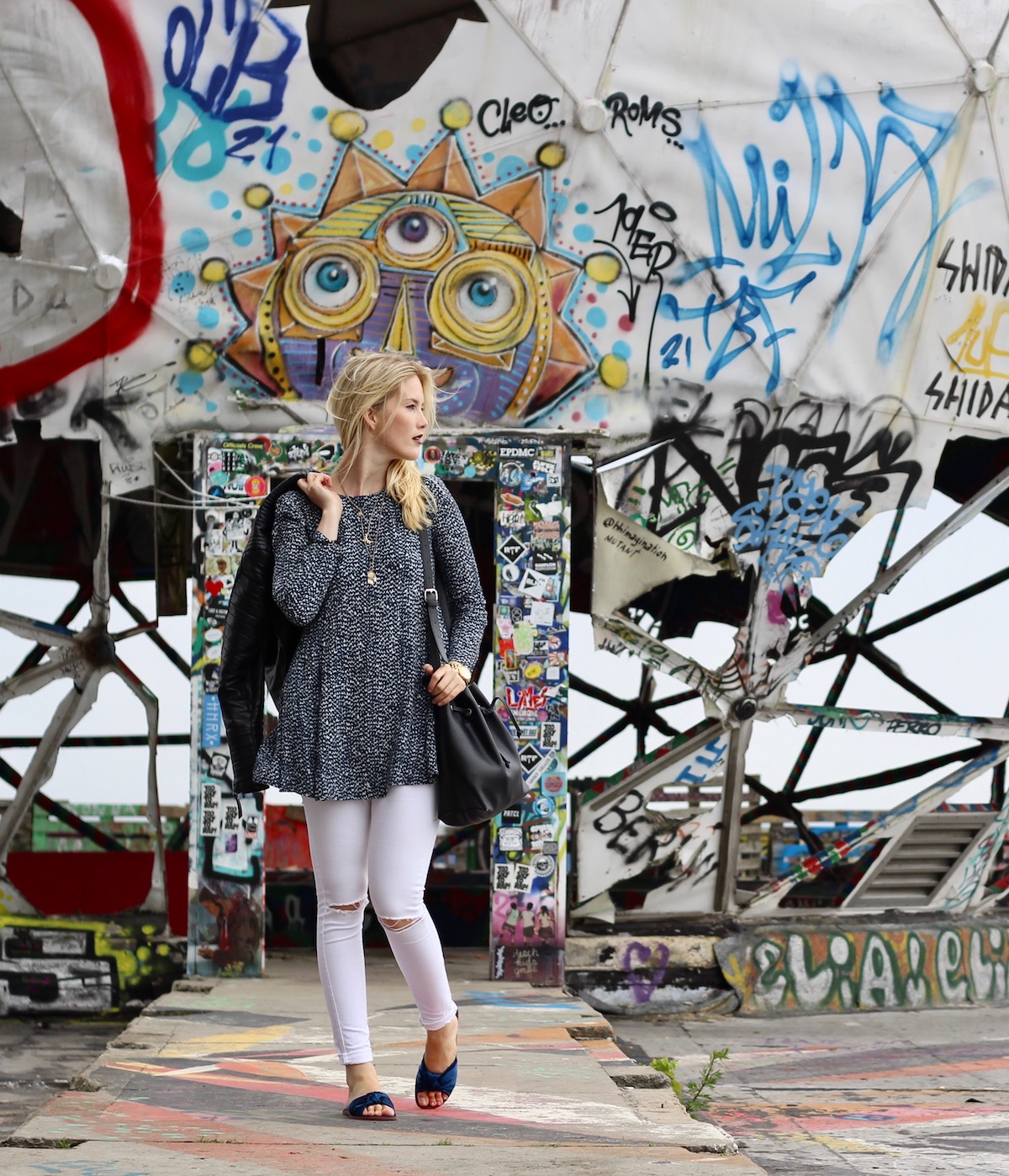 Teufelsberg Berlin Sightseeing Lost Places Outfit Dress over Pants und Slippers Zara Satin