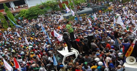 Workers Demonstration in Batam Buttcrack | Kepri Online