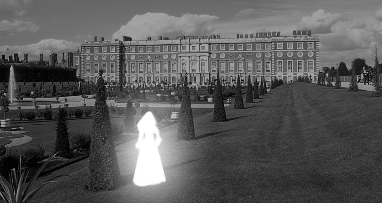 THE GHOST OF QUEEN ANNE BOLEYN   AT BUCKINGHAM PALACE