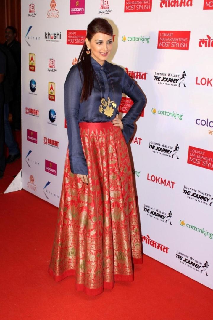 Sonali Bendre At Lokmat Maharashtra Most Stylish Awards In Blue Dress