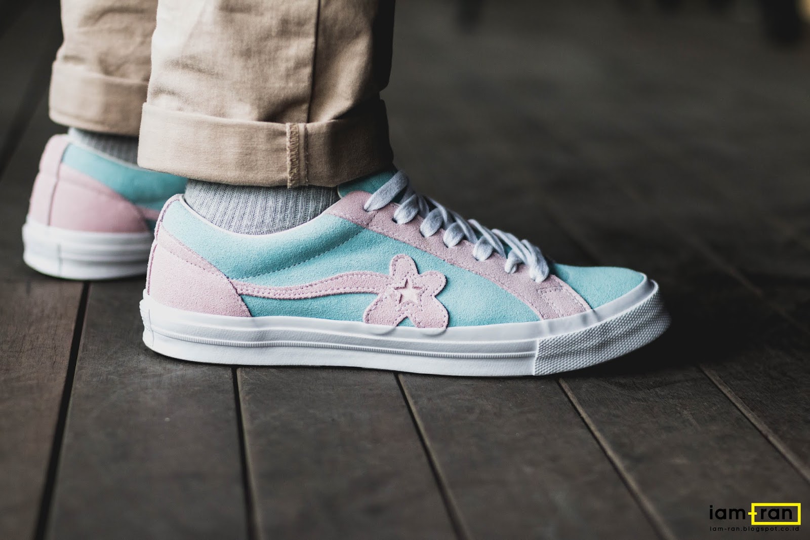 pink converse one star on feet