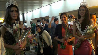 Pengelola Bandara Internasional Soekarno-Hatta, PT Angkasa Pura II punya cara tersendiri untuk merayakan Tahun Baru 2017. Mereka menyambut wisatawan pertama yang datang ke Indonesia dengan menyuguhkan setangkai bunga mawar, serta makanan dan minuman ringan. . .