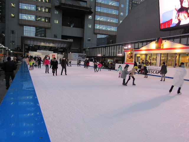 ¡A practicar las dotes de patinadores! Pista de hielo en Akasaka Sacas