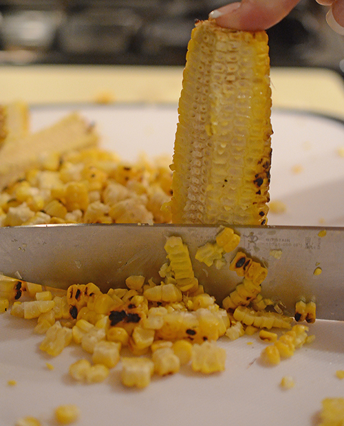 How to slice corn from the cob.