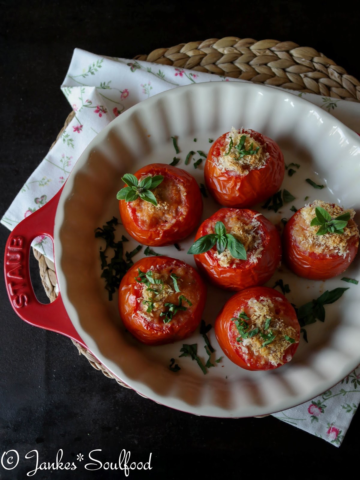 Jankes Seelenschmaus: Mit Reis gefüllte Tomaten aus dem Ofen Jankes Seelenschmaus: Mit Reis gefüllte Tomaten aus dem Ofen