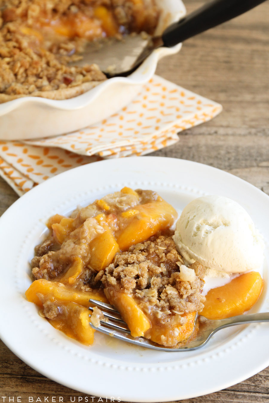 Peach crisp pie - a delicious pie with sweet juicy peaches and a buttery, cinnamony, crunchy crisp topping!