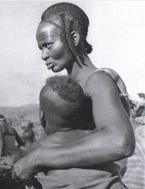  Woman with a child from northern Dan village of Biankuma, Ivory Coast, West Africa Photo: Vandenhoute, 1938-39, IV.F.V. 89-10 
