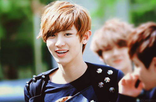 exo-k_chanyeol_has_the_best_candid_smile