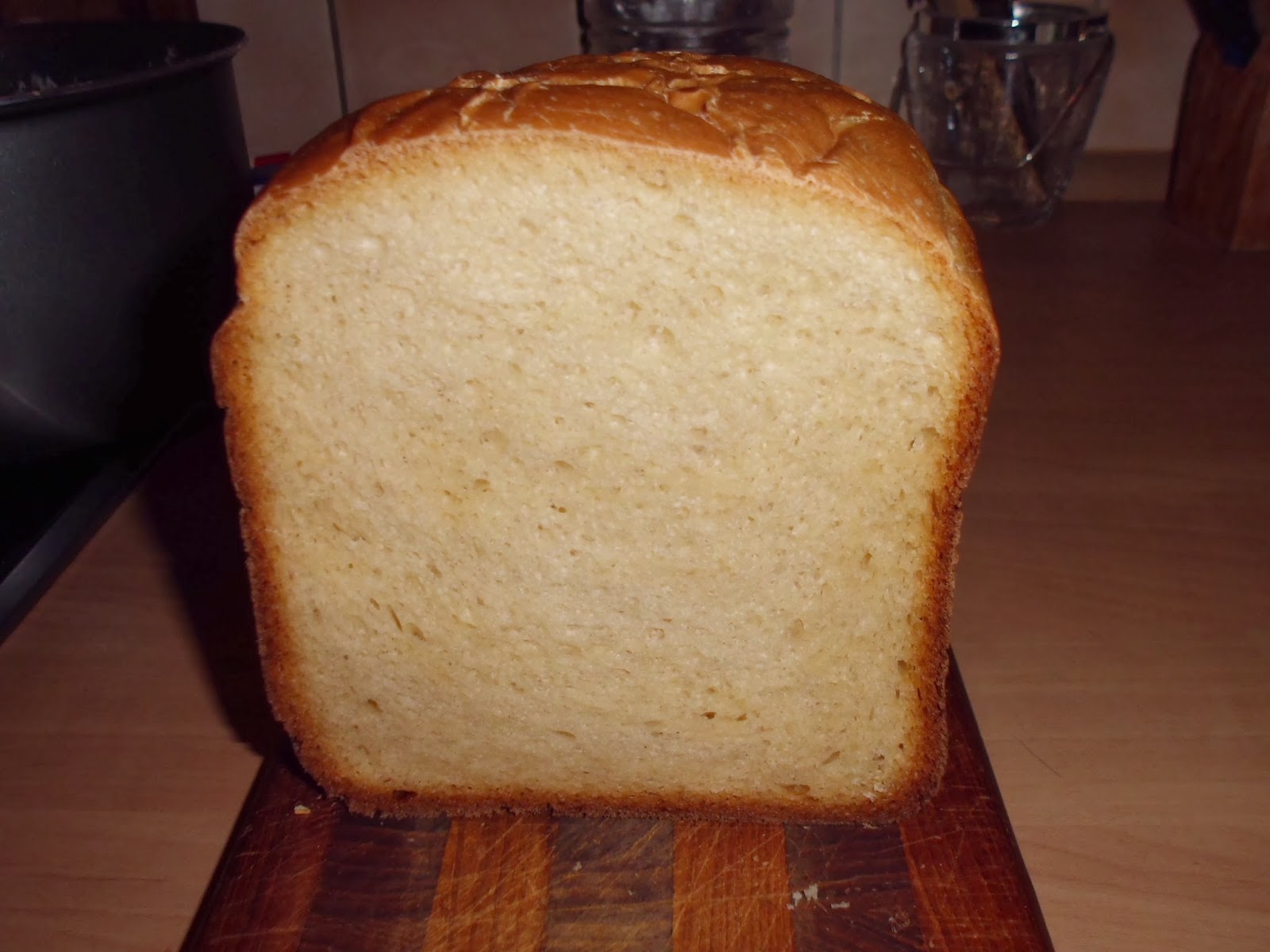 Рецепт простого белого хлеба. Белый хлеб. Белый хлеб в духовке. Плотный белый хлеб. Белый хлеб в хлебопечке.