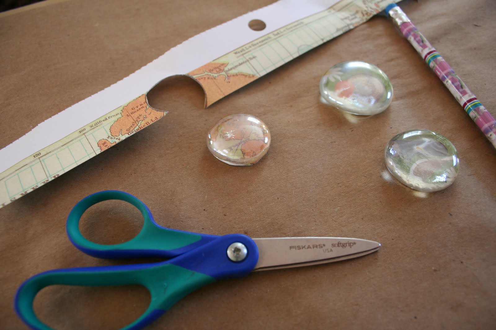 Pink and Green Mama: * Easy Kid Craft: Homemade Magnets
