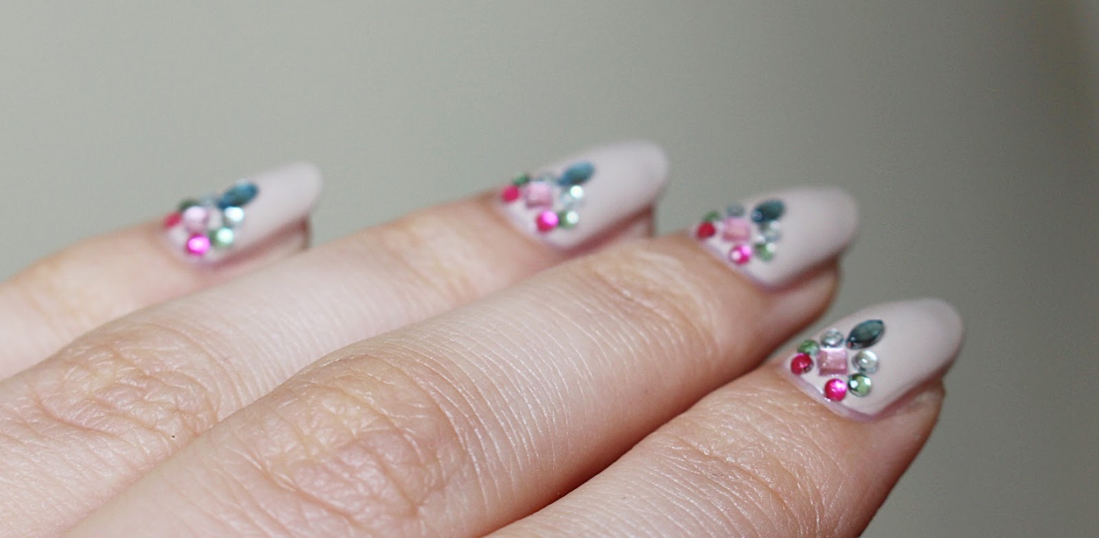 Essie Sand Tropez nude nails swarovski crystal kryształy na paznokciach kamienie almond nails migdałowe paznokcie z instagrama jak zrobić migdałowe paznokcie 