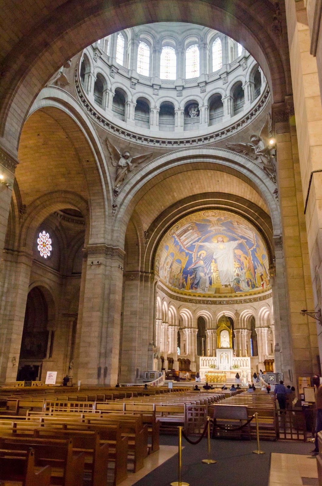 AMOR, codinome Paris! Chega de guerras, queremos a Paz!!! Entrada da Basílica de Montmatre