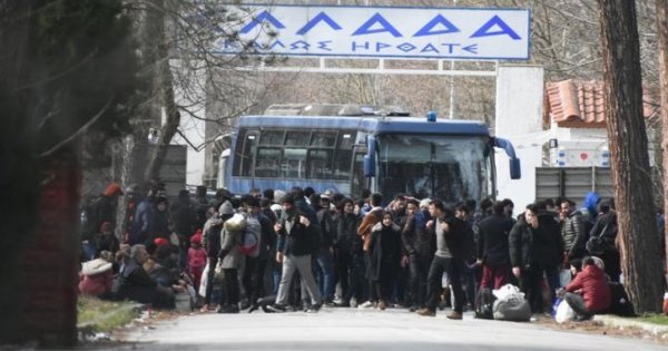 Έβρος: Εκατοντάδες αλλοδαποί έρχονται με τρένα στην Ανδριανούπολη & κάνουν έφοδο στα σύνορα φωνάζοντας «Ελλάδα» (βίντεο) Έβρος: Εκατοντάδες αλλοδαποί έρχονται με τρένα στην Ανδριανούπολη & κάνουν έφοδο στα σύνορα φωνάζοντας «Ελλάδα» (βίντεο)