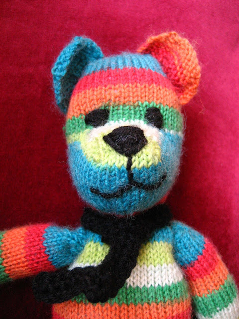 http://www.buttonsandbeeswax.com/patterns/free-knitting-patterns/weldons-teddy-bear/