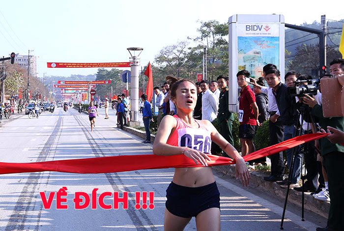 Nhường phụ nữ về đích trước co ay len dinh truoc da