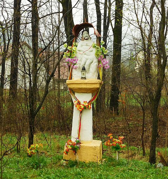 Kapliczka z figurą Chrystusa Króla we wsi Ponikiew. Kapliczka z figurą Chrystusa Króla we wsi Ponikiew.