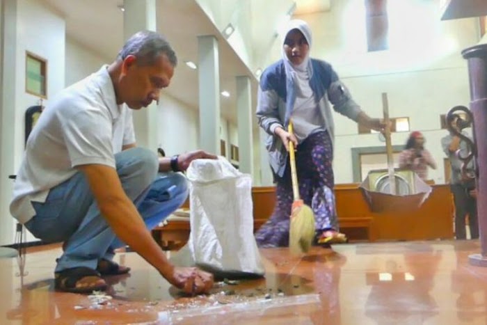Netizen Terharu, Lihat Suami Istri Muslim Ini Bantu Membersihkan Gereja Santa Lidwina Paska Aksi Penyerangan Brutal Oleh Suliono