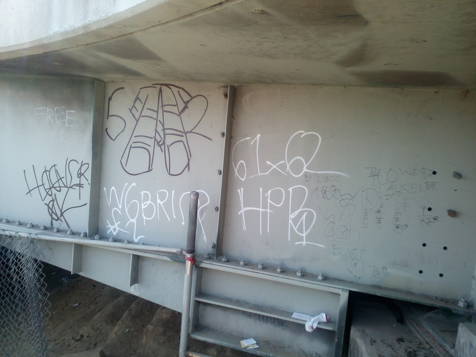 crip gangs graffiti hoover gangster crip ( 52 street )