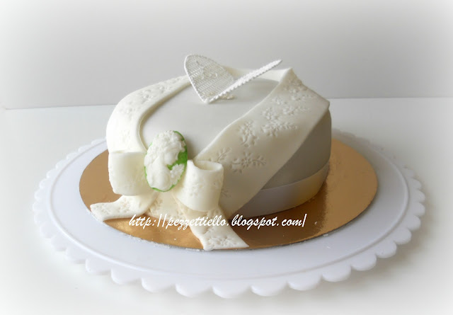 (PDZ-SAP) Torta elegante con cameo, decorata in ghiaccia reale, ricoperta con pasta di zucchero, pizzo