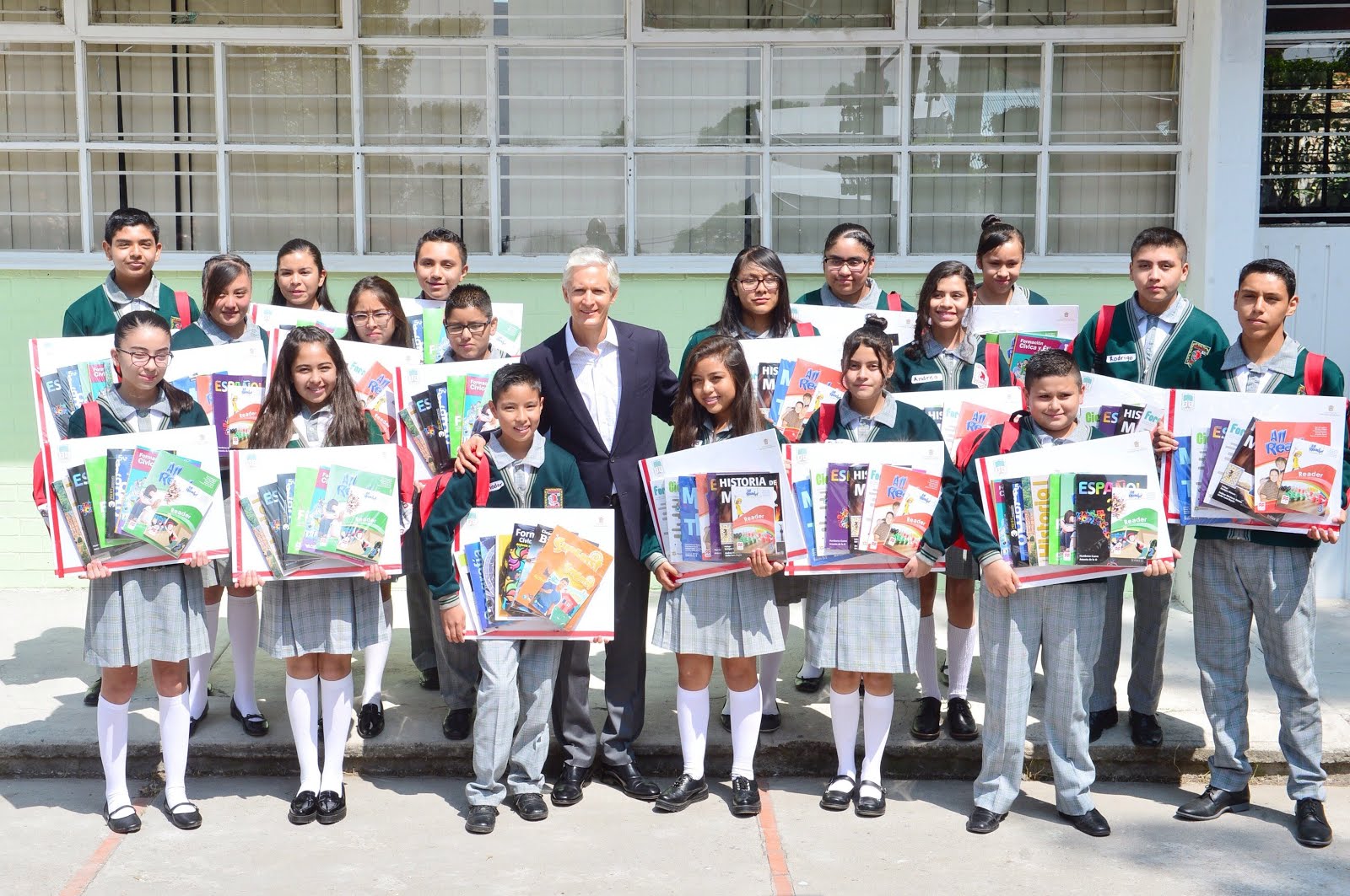 INICIA GOBERNADOR ALFREDO DEL MAZO ENTREGA DE ÚTILES ESCOLARES