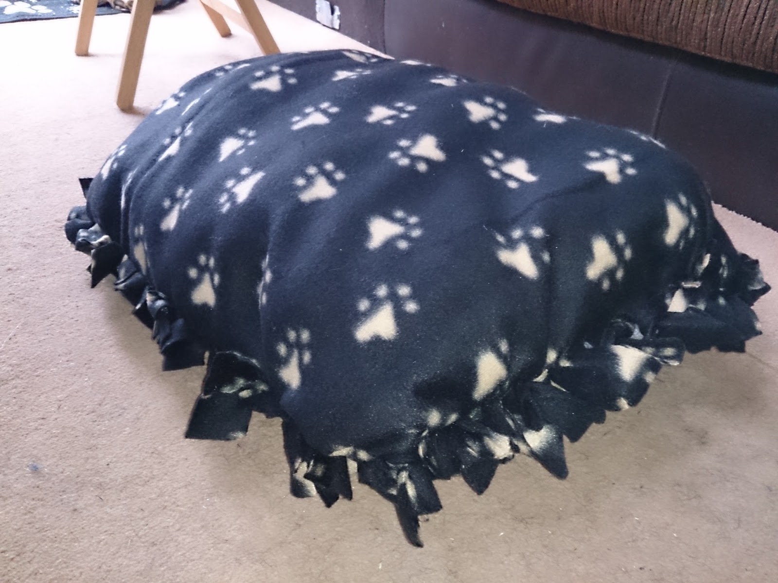 Game Schooling Mama DIY How to make a fleece dog or cat bed (no sew)