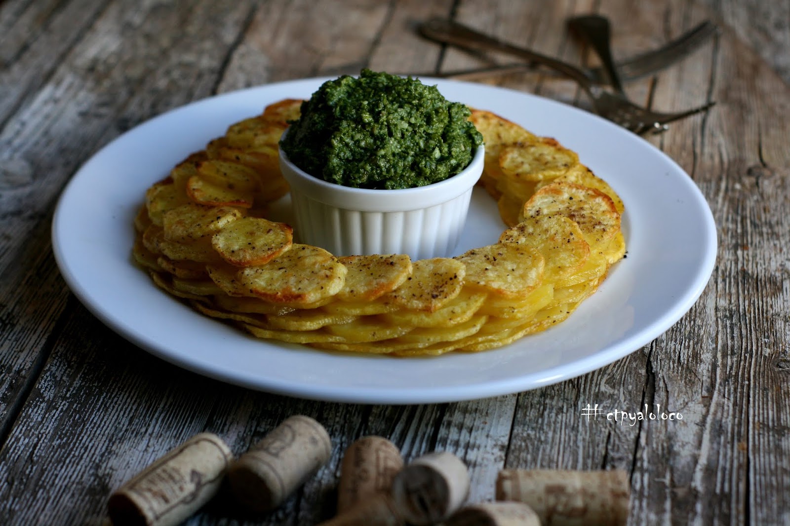 Corona de patatas al horno con pesto de acelgas