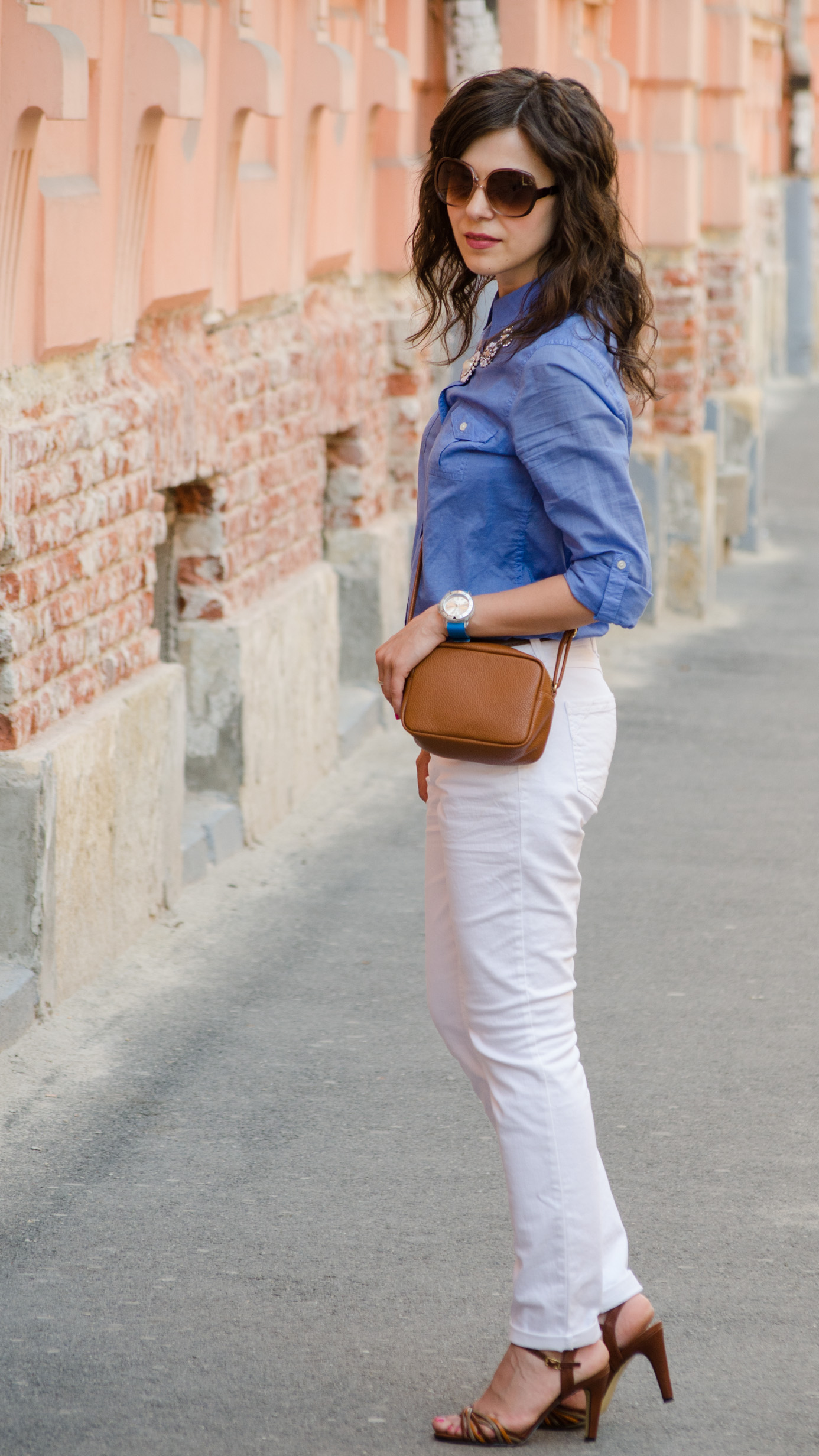 white jeans blue boyfriend shirt C&A brown satchel H&M statement necklace