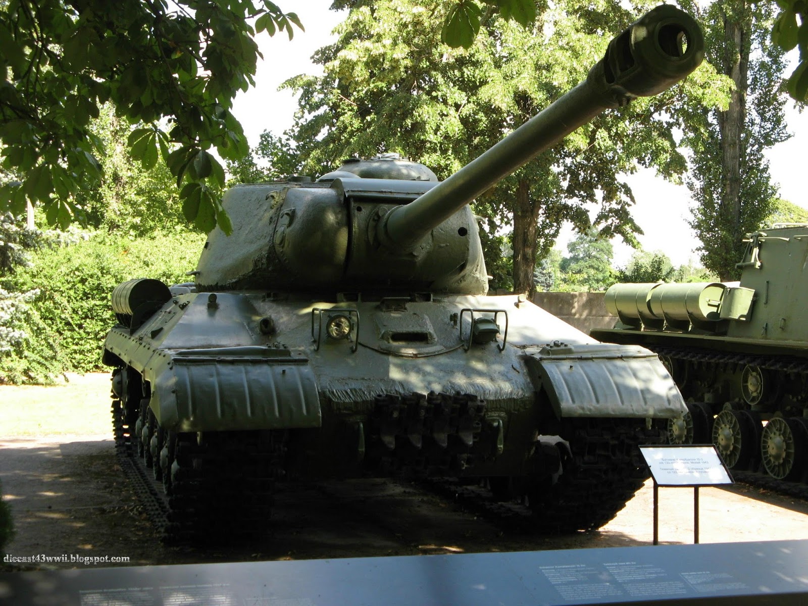 Military scale models: IS-2. Junfa Toys Ltd