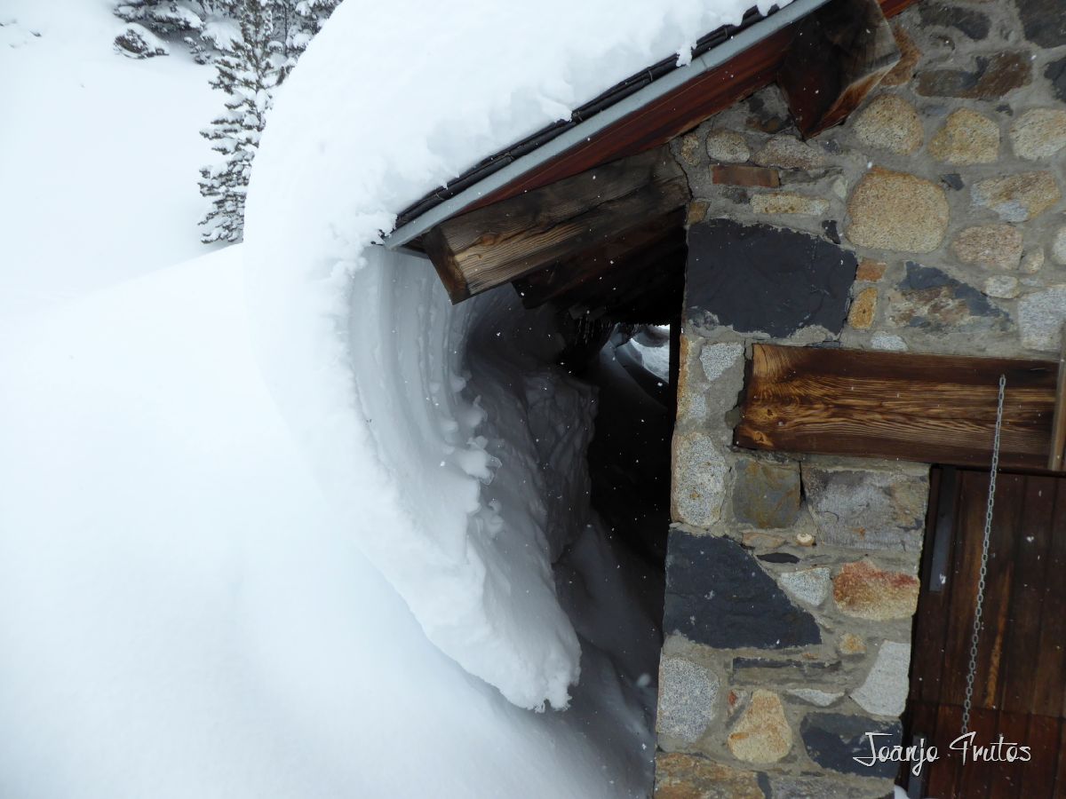P1110273 - Visitando los 3 m de nieve Refugio de La Renclusa