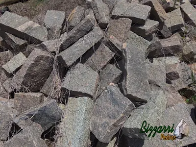 Granito de pedra folheta para construção de ponte de pedra no lago.