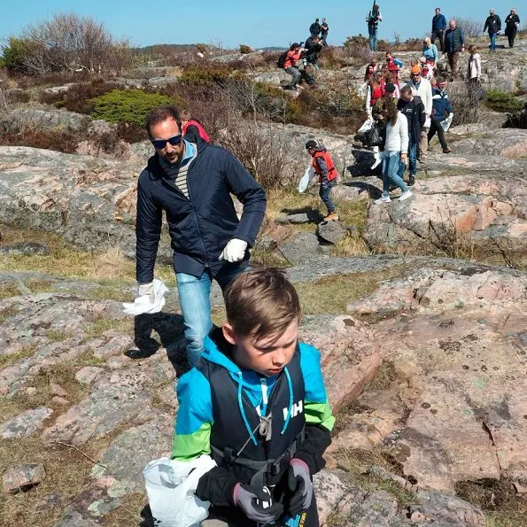 Crown Princess Mette-Marit and Prince Haakon visited Stangholmen together with 4th grade pupils of Risør Primary School in order to clean plastic wastes