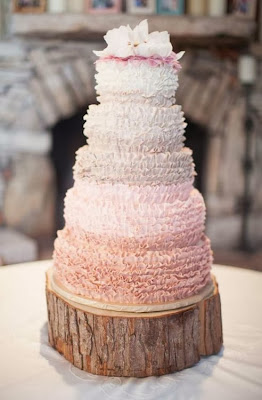 Сватбена торта върку пън на дърво