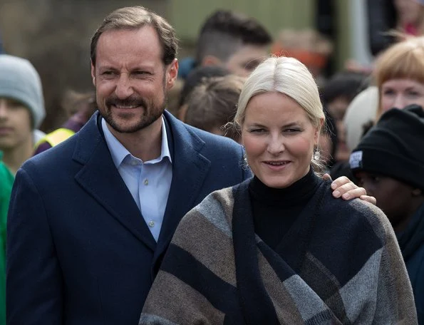 Crown Prince Haakon and Crown Princess Mette-Marit of Norway visited Bjerke District in Oslo. Princess Mette Marit wore Zara cape