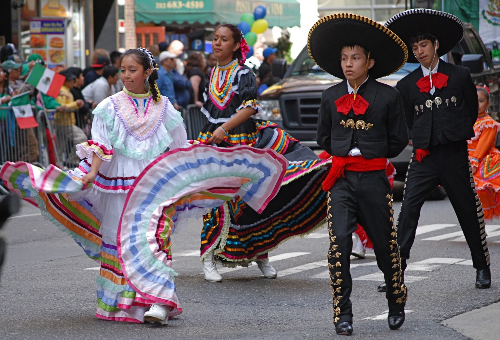 Большая часть населения мексики говорит. Мексика карнавал в Сомбреро. Национальный костюм народов Мексики. Мексиканцы в Мехико. Мексиканцы Мексика Сомбреро.