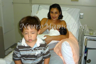 Hijo mayor llorando mientras mamá da de lactar a hermanita Hijo mayor llorando mientras mamá da de lactar a hermanita