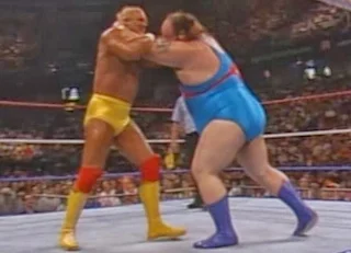 WWF / WWE - SUMMERSLAM 1990: Hulk Hogan locked up with Earthquake at the show