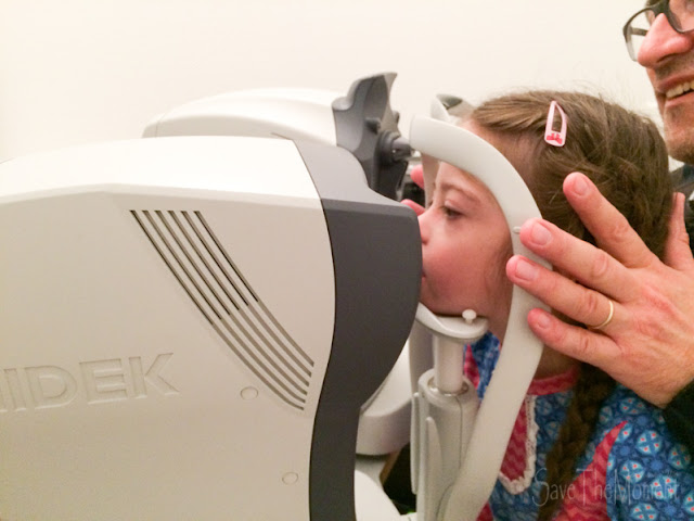 Jolina (Down Syndrom, 8) beim Augenarzt, beim Augen vermessen