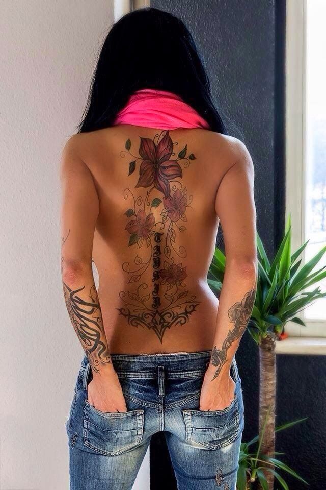 chica con tatuaje de flor del loto en la espalda